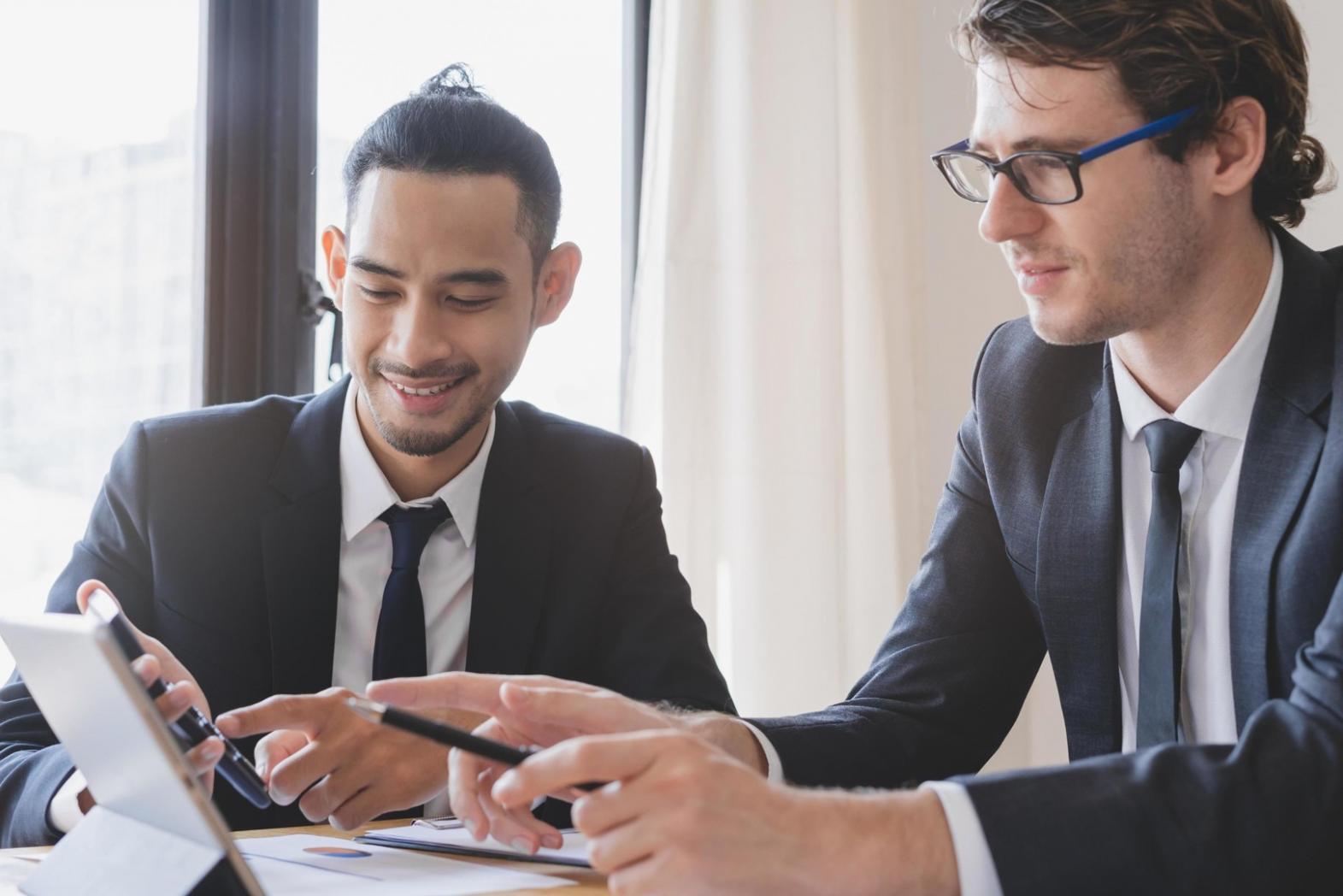Profesional revisando documentos financieros en consulta personalizada